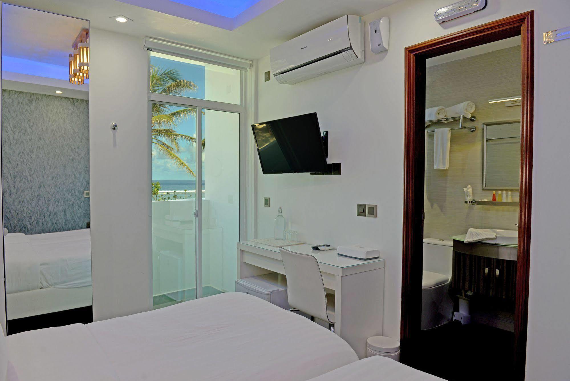 Airport Beach Hotel Hulhumale Zewnętrze zdjęcie